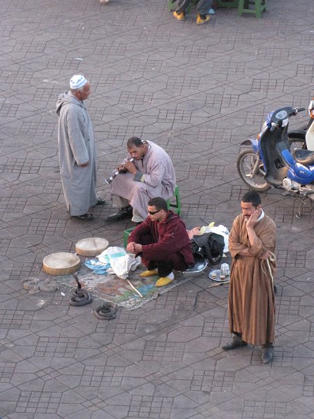 160312_djemaa el fna slangenbezweerders.jpg - Ook de slangenbezweerders willen geld zien. Tip van onze gids: zoek een plekje op de eerste verdieping van één van de restaurants rond het plein. Voor de prijs van een drankje kun je rustig alle foto's maken die je wilt en wordt je niet achtervolgd door iemand die geld wil zien.